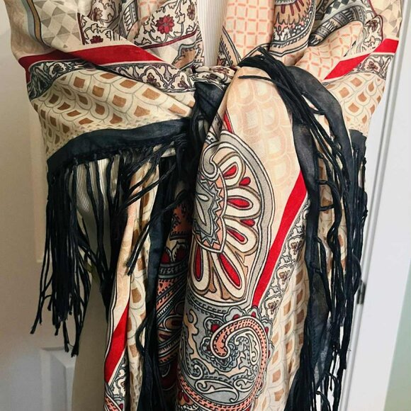 Vintage Bohemian Fringe Shawl — Paisley & Geometric Fusion (130 × 130 cm) - Picture 11 of 16